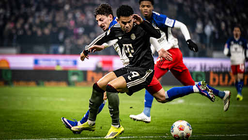 Luis Díaz im Zweikampf während des Gastspiels des FC Bayern in der Bundesliga beim Hamburger SV