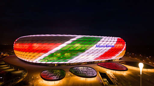 Allianz Arena leuchtet am 06. Februar mit italienischer und deutscher Flagge auf der Fassade