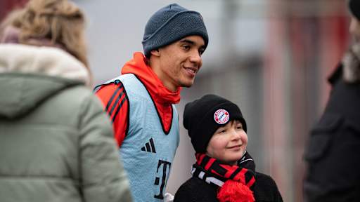 Jamal Musiala macht ein Foto mit einem Kind