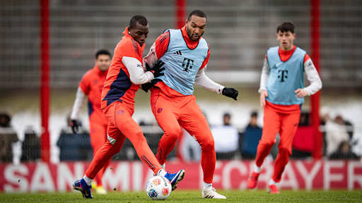 Jonathan Tah und Nicolas Jackson im Zweikampf im Training des FC Bayern