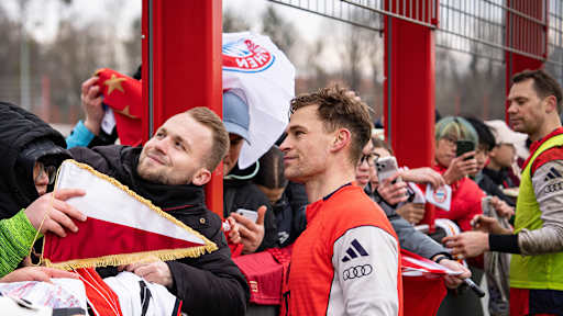 Joshua Kimmich macht ein Foto mit einem Fan
