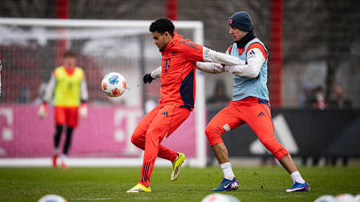 Luis Diaz und Aleksandar Pavlovic im Zweikampf  im Training des FC Bayern