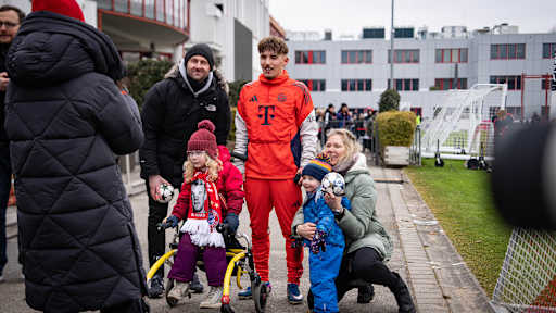 Lennart Karl macht ein Foto mit einer Familie