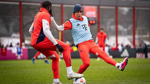 Dayot Upamecano und Jamal Musiala im Zweikampf  im Training des FC Bayern