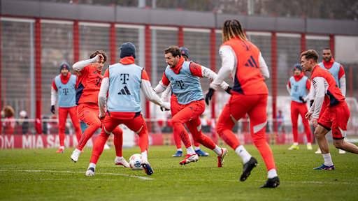 Leon Goretzka dribbelt im Training des FC Bayern