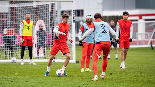 Joshua Kimmich dribbelt im Training des FC Bayern