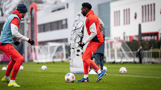 Alphonso Davies spielt einen Pass im Training des FC Bayern