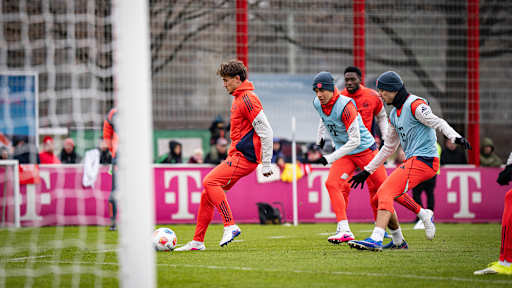 Tom Bischof spielt im Training des FC Bayern einen Pass
