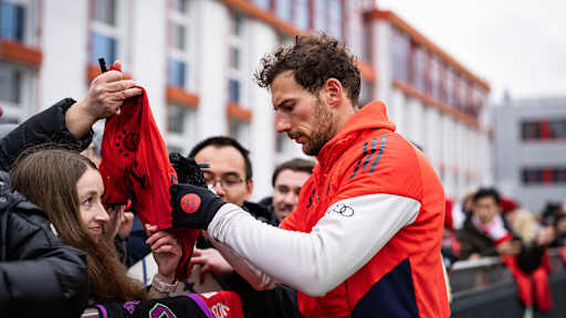 Leon Goretzka unterschreibt ein Trikot eines Fans