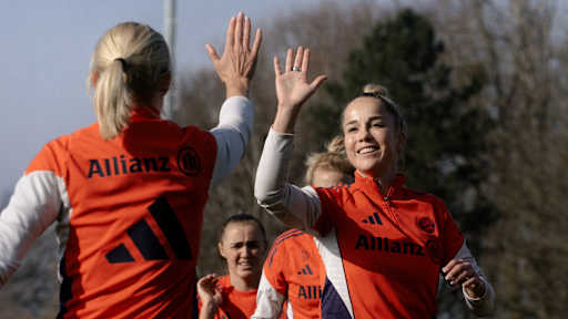 Pernille Harder und Giulia Gwinn klatschen aneinander ab nach dem Abschlusstraining vor dem Duell in Freiburg.