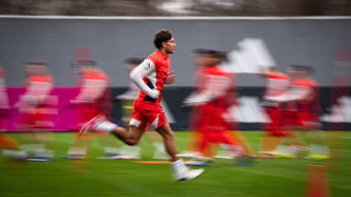 Tom Bischof rennt im Training des FC Bayern