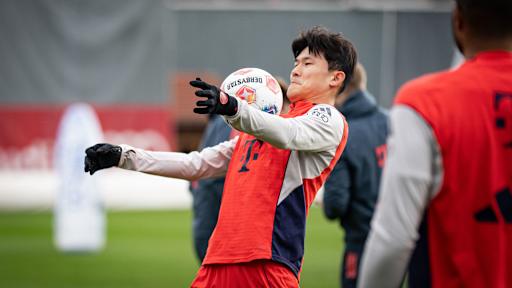 Minjae Kim stoppt einen Ball im Training des FC Bayern mit der Brust