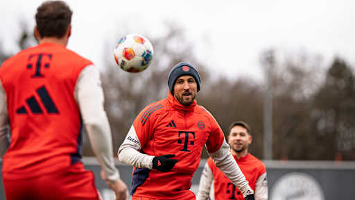 Harry Kane schaut im Training des FC Bayern auf einen Ball
