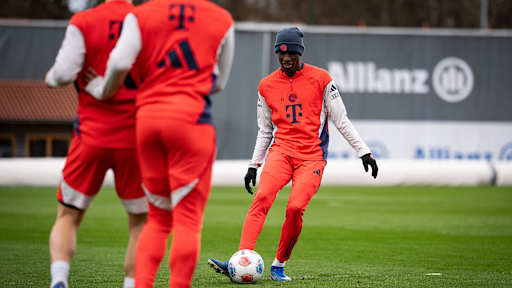 Nicolas Jackson spielt einen Pass im Training des FC Bayern