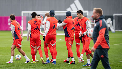 Spieler des FC Bayern lachen im Training