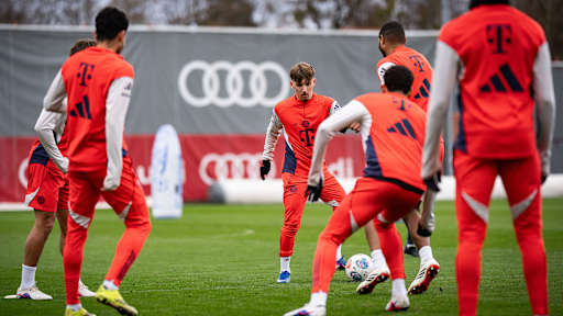 Lennart Karl spielt einen Ball im Training des FC Bayern