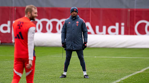 Vincent Kompany beobachtet das Training des FC Bayern