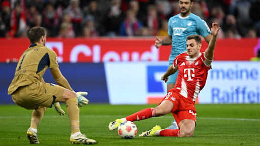 Josip Stanisic im Bundesliga-Spiel des FC Bayern gegen die TSG Hoffenheim