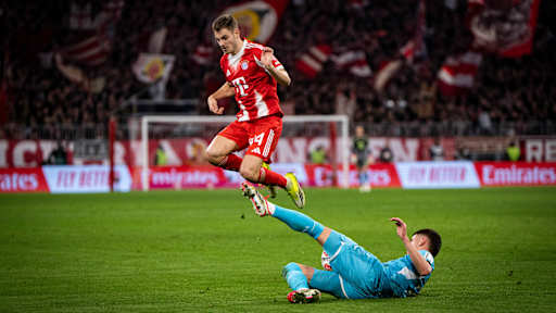 Josip Stanisic im Bundesliga-Spiel des FC Bayern gegen die TSG Hoffenheim