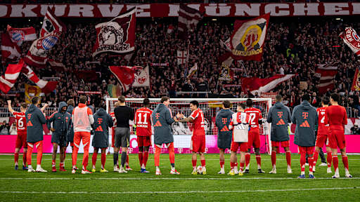 Spieler des FC Bayern jubeln mit den Fans vor der Südkurve.
