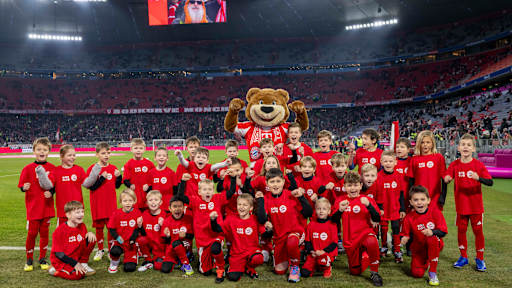 Berni und die KIDS CLUB-Einlaufkinder in der Allianz Arena
