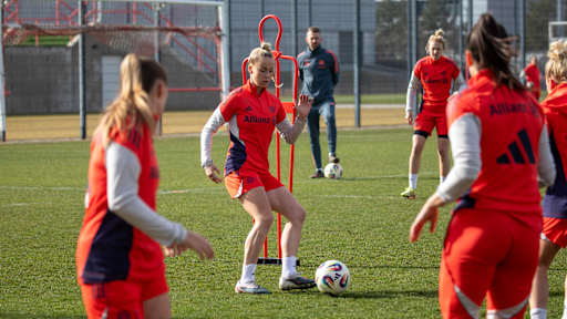 Giulia Gwinn mit dem Ball am Fuß auf dem Trainingsplatz.