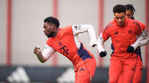 Alphonso Davies, Jamal Musiala und Michael Olise laufen sich im Training des FC Bayern warm