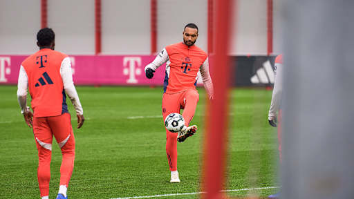 Jonathan Tah spielt im Training des FC Bayern einen Ball