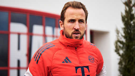 Harry Kane betritt den Rasen im Abschlusstraining des FC Bayern vor dem Pokalviertelfinale gegen RB Leipzig