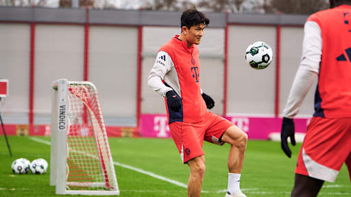 Minjae Kim jongliert mit Ball im Abschlusstraining des FC Bayern vor dem Pokalviertelfinale gegen RB Leipzig