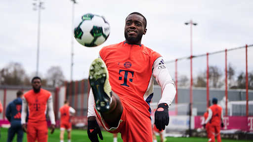 Dayot Upamecano jongliert mit Ball im Abschlusstraining des FC Bayern vor dem Pokalviertelfinale gegen RB Leipzig