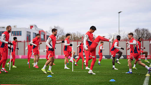 Gruppe von Spielern beim Warmlaufen im Abschlusstraining des FC Bayern vor dem Pokalviertelfinale gegen RB Leipzig