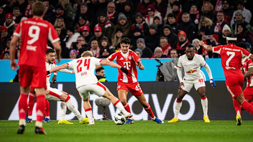 Aleksandar Pavlović in Rot im DFB-Pokal-Viertelfinale gegen RB Leipzig.
