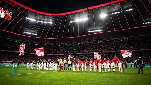 FC Bayern in Rot und RB Leipzig stehen sich vor dem Spiel gegenüber.