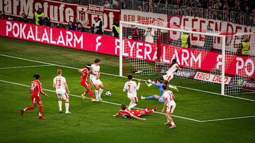 Harry Kane in Rot im DFB-Pokal-Viertelfinale gegen RB Leipzig.