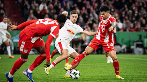 Luis Díaz in Rot im DFB-Pokal-Viertelfinale gegen RB Leipzig.