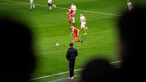 Joshua Kimmich in Rot im DFB-Pokal-Viertelfinale gegen RB Leipzig.