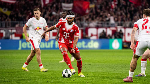 Serge Gnabry in Rot im DFB-Pokal-Viertelfinale gegen RB Leipzig.