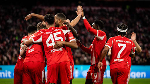 Eine Jubeltraube in Rot im DFB-Pokal-Viertelfinale gegen RB Leipzig.