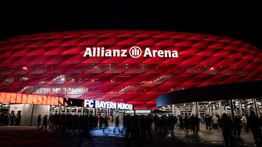 Die Allianz Arena in Rot von außen