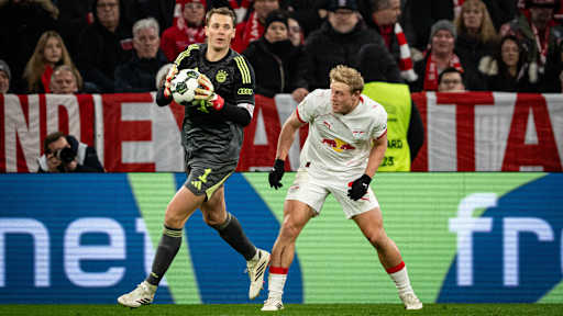 Manuel Neuer in Schwarz im DFB-Pokal-Viertelfinale gegen RB Leipzig.