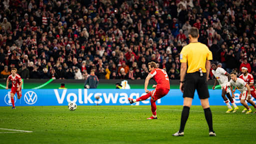 Harry Kane in Rot im DFB-Pokal-Viertelfinale gegen RB Leipzig.