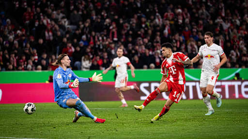 Luis Díaz in Rot im DFB-Pokal-Viertelfinale gegen RB Leipzig.