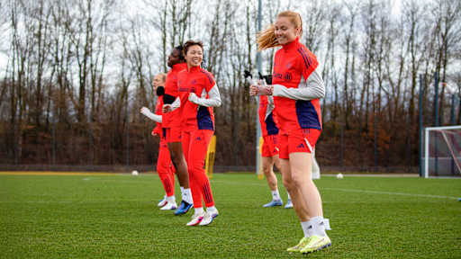 Momoko Tanikawa und Glódís Viggósdóttir beim Warm-Up.