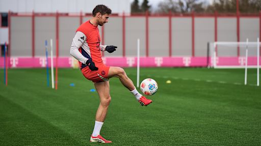Leon Goretzka passt den Ball aus der Luft im Abschlusstraining des FC Bayern vor dem Gastspiel in Bremen