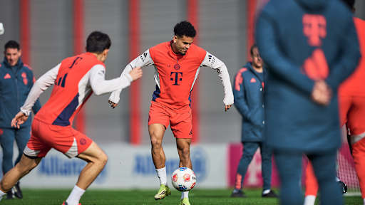 Luis Díaz am Ball im Abschlusstraining des FC Bayern vor dem Gastspiel in Bremen