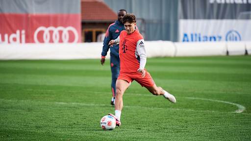 Tom Bischof beim Torabschluss im Abschlusstraining des FC Bayern vor dem Gastspiel in Bremen