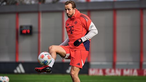 Harry Kane spielt den Ball in der Luft im Abschlusstraining des FC Bayern vor dem Gastspiel in Bremen