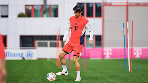Hiroki Ito am Ball im Abschlusstraining des FC Bayern vor dem Gastspiel in Bremen