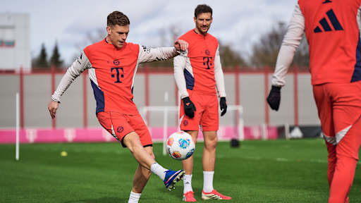 Joshua Kimmich am Ball beobachtet von Leon Goretzka im Abschlusstraining des FC Bayern vor dem Gastspiel in Bremen
